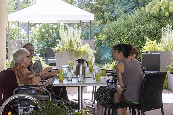 Les Jardins d'Athéna EHPAD haut de gamme avec jardins à La Bouilladisse près d'Aubagne